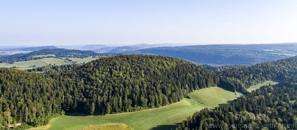 L’attribut alt de cette image est vide, son nom de fichier est Drone-I2N-tourisme-alesia-jura-2018-0285-1024x448.jpg.