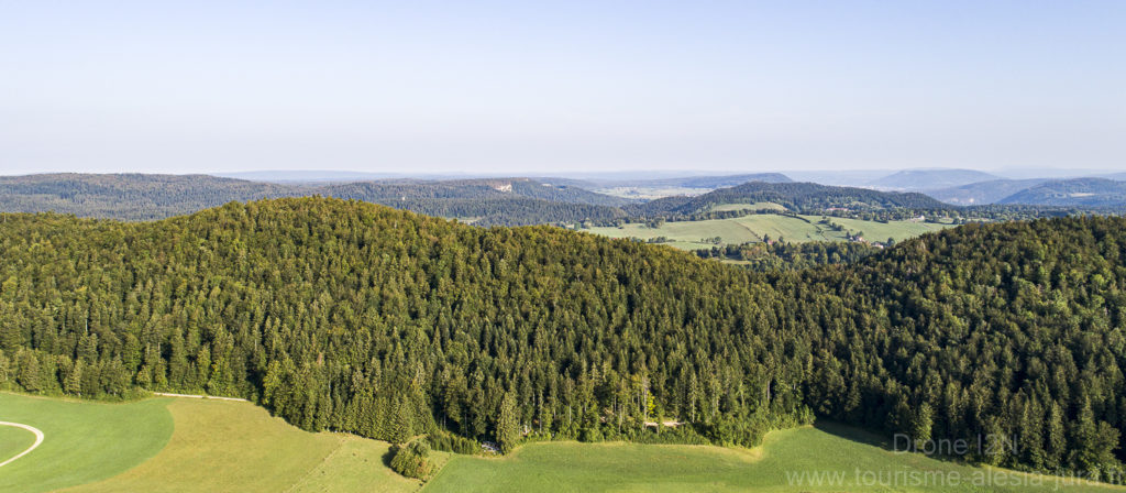 L’attribut alt de cette image est vide, son nom de fichier est Drone-I2N-tourisme-alesia-jura-2018-0287-1024x448.jpg.