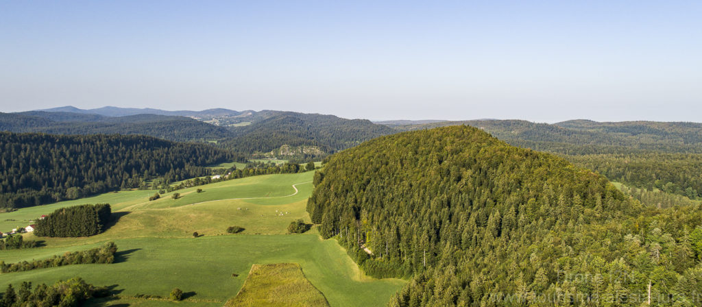 L’attribut alt de cette image est vide, son nom de fichier est Drone-I2N-tourisme-alesia-jura-2018-0289-1024x448.jpg.