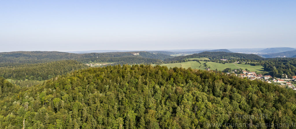 L’attribut alt de cette image est vide, son nom de fichier est Drone-I2N-tourisme-alesia-jura-2018-0290-1024x448.jpg.