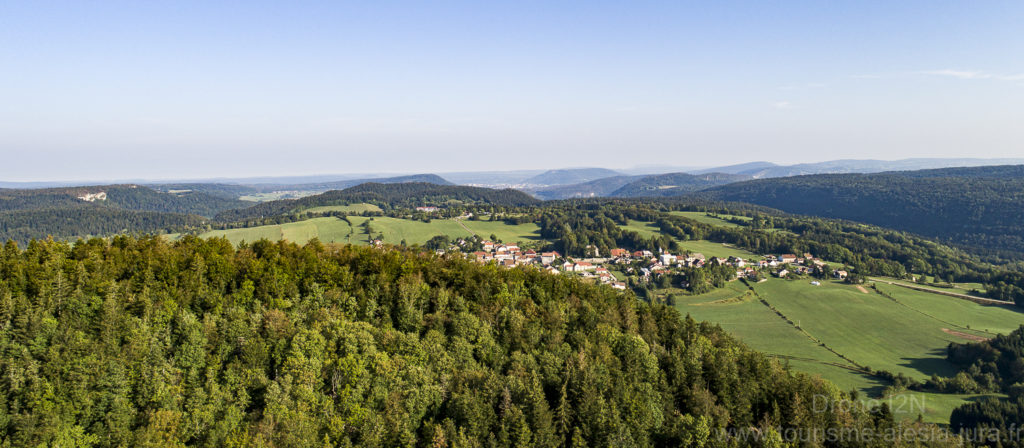 L’attribut alt de cette image est vide, son nom de fichier est Drone-I2N-tourisme-alesia-jura-2018-0291-1024x448.jpg.