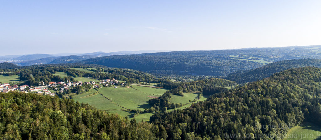 L’attribut alt de cette image est vide, son nom de fichier est Drone-I2N-tourisme-alesia-jura-2018-0292-1024x448.jpg.