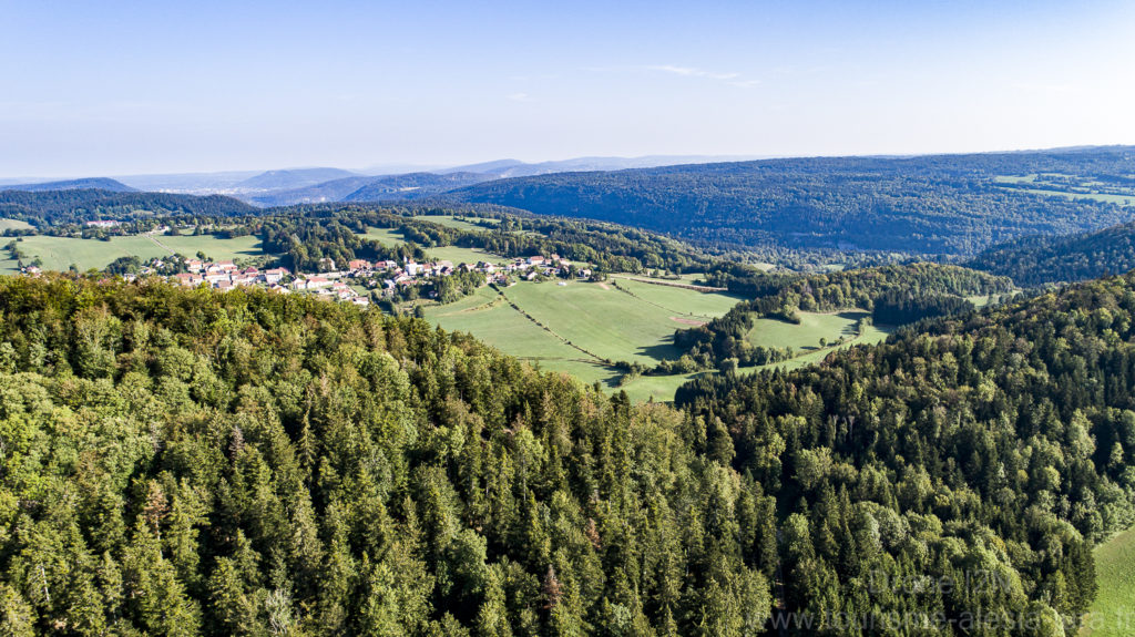 L’attribut alt de cette image est vide, son nom de fichier est Drone-I2N-tourisme-alesia-jura-2018-0304-1024x575.jpg.